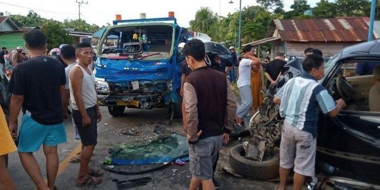 Warga memadati lokasi kecelakaan antara truk tangki BBM dengan mobil yang ditumpangi rombongan dosen Universitas Halu Oleo di jalan poros Kendari-Konawe, Desa Anggalomoare, Kabupaten Konawe, Sulawesi Tenggara, Selasa (3/5/2022).