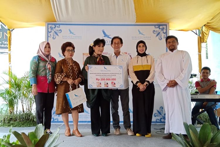 Direktur PT Berlico Mulia Farma Irwan Hidayat memberikan bantuan senilai Rp 200 juta secara simbolis kepada Pendiri Yayasan Wisma Kasih Bunda Anne Avantieuntuk membantu pengobatan dan operasi anak-anak penderita hidrosefalus di Rumah Singgah Wisma Kasih Bunda, Semarang, Selasa (13/2/2019).