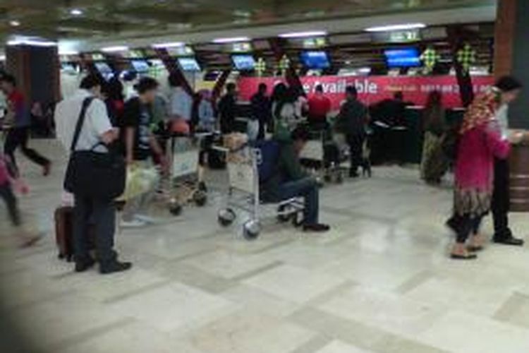 Arus mudik di Bandara Internasional Sultan Hasanuddin Makassar, masih terlihat sepi, Minggu pagi tadi. 