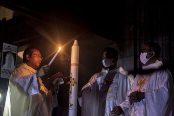 Misa Vigili Paskah di Gereja Katedral Jakarta Berlangsung Khidmat