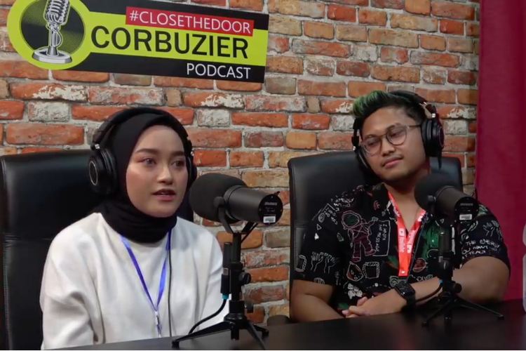 Indira Kalistha dan Aa Utap suaminya menjadi bintang tamu di kanal YouTube Deddy Corbuzier.