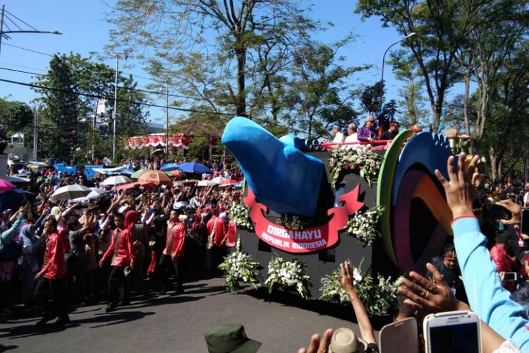 Presiden Joko Widodo saat menaiki kendaraan hias dalam Karnaval Kemerdekaan di Bandung, Sabtu (26/8/2017)