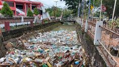 Sampah Menumpuk di Sejumlah Titik Kota Manado Setelah Banjir Surut