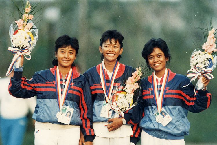 Trio pemanah Indonesia (dari kiri) Lilies Handayani, Nurfitriyana dan Kusuma Wardhani meraihkan untuk pertama kalinya medali bagi Indonesia dalam 36 tahun keikutsertaan negeri ini di Olimpiade sejak Olimpiade Helshinki 1952. Indonesia meraih perak di Olimpiade Seoul 1988 di bawah Korea Selatan.

Kompas/Kartono Ryadi (KR)
18-09-1988