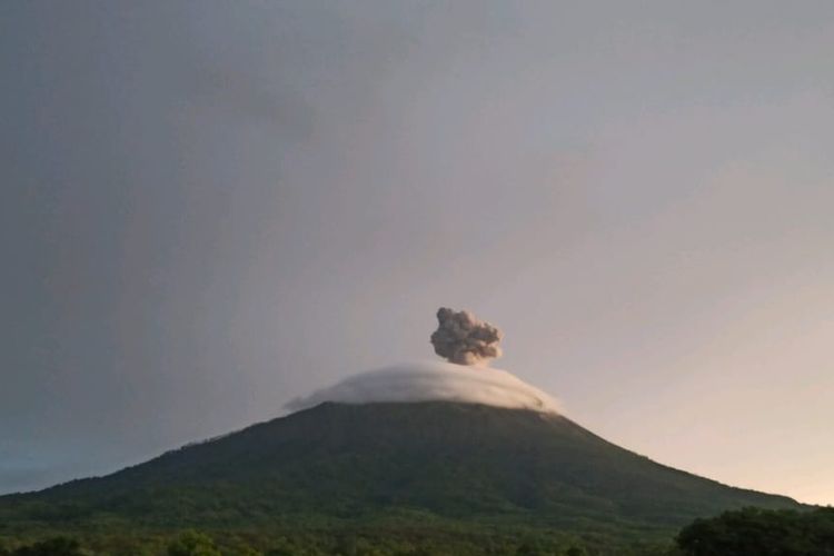 Gunung Ile Lewotolok alami erupsi pada Selasa (27/2/2024) pukul 05.30 Wita