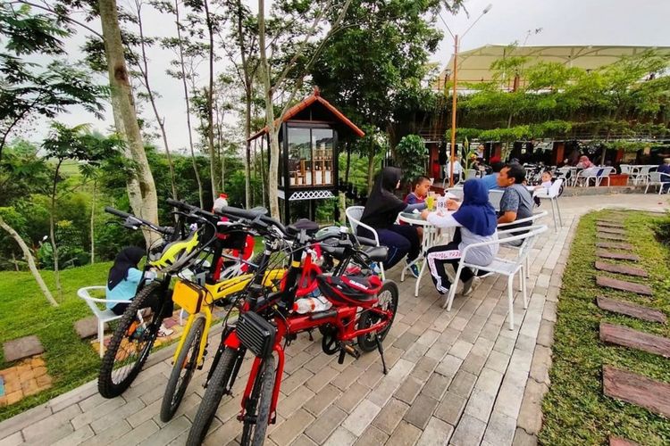 Suasana wisatawan di NK Cafe di Desa Ampeldento, Kecamatan Karangploso, Kabupaten Malang.
