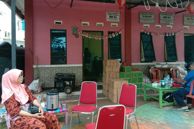 Setiap banjir, beberapa rukun warga (RW) di Kelurahan Cipinang Melayu, Kecamatan Makasar kerap mengadakan posko makanan. Menu makanan yang dihidangkan pun terbilang cukup beragam. Mulai dari nasi, sarden, teh, hingga kopi tersaji di sana pada Selasa (25/2/2020).