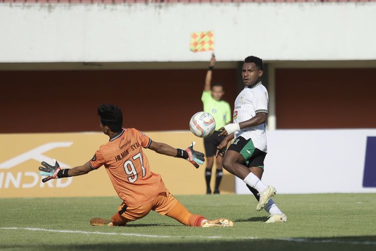 Aksi penyerang PSS Sleman, Ricky Cawor, dalam pertandingan melawan RANS Nusantara FC pada pekan kelima Liga 1 2023-2024. Laga RANS Nusantara Vs PSS Sleman yang digelar di Stadion Maguwoharjo pada Minggu (30/7/2023) tersebut berakhir dengan skor imbang 0-0.