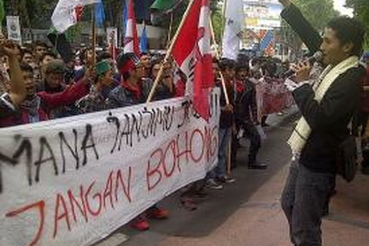 Aksi mahasiswa di depan kantor SKK Migas Surabaya.