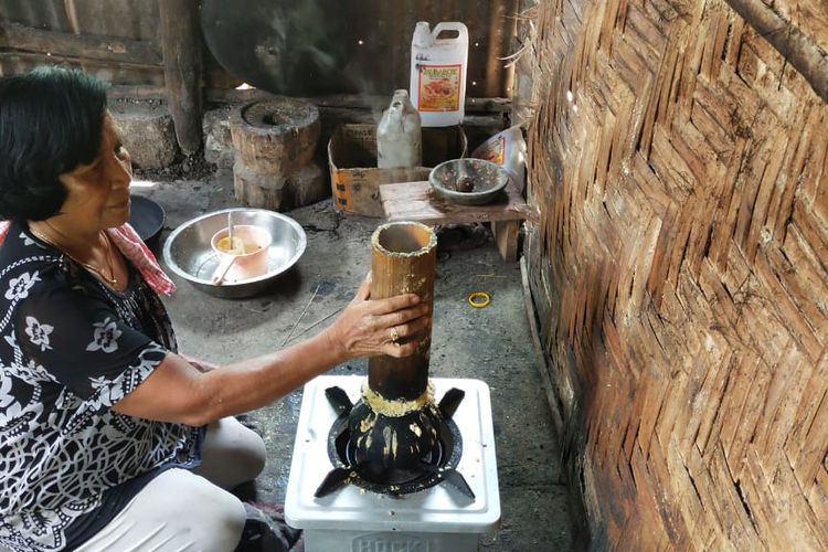 Kornelia Lahu Jumpa yang biasa disapa Mama Neli Jumpa (64), seorang ibu rumah tangga di Kampung Peot, Kelurahan Peot, Kecamatan Borong, Kabupaten Manggarai Timur, Provinsi Nusa Tenggara Timur merawat usaha mikro kecil dan Menengah (UMKM) pangan lokal bernama Jojong.