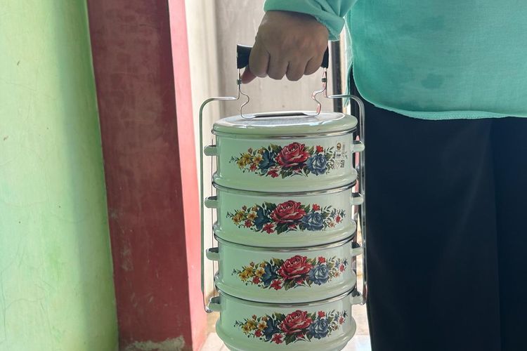 Menjaga Silaturahmi Lewat Tradisi Nyorog di Keluarga Betawi