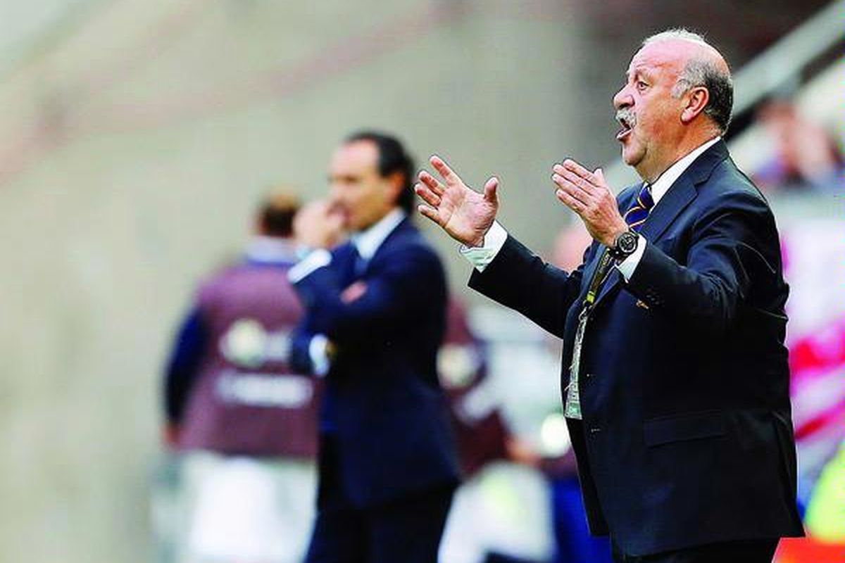 Pelatih Spanyol  Vicente del Bosque bereaksi di tengah laga penyisihan Grup C melawan Italia di Gdansk, Polandia, 10 Juni lalu. Di latar belakang terlihat Pelatih Italia  Cesare Prandelli.