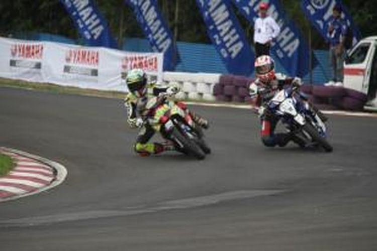 Syahrul Amin (199) saat race final Yamaha Cup Race 2013, Minggu (17/11/2013) di Sirkuit Sentul.