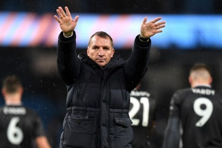 Brendan Rodgers, Manajer Leicester City menyapa para penggemar setelah pertandingan Liga Premier antara Manchester City dan Leicester City di Stadion Etihad.