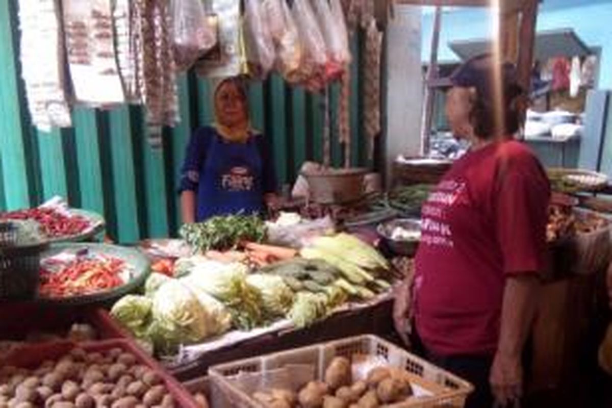 Pembeli di pasar becek makin irit belanja lantaran harga sayur-mayur melonjak akibat musim kemarau, Pasar Warakas, Jakarta Utara, Jumat (7/8/2015)
