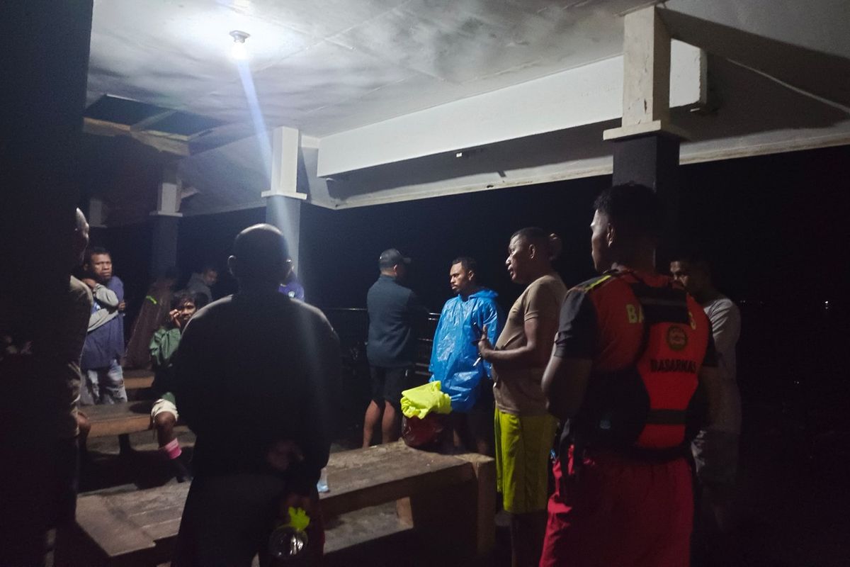 Tim SAR mengehentikan sementara pencarian mahasiswa Universitas Gadja Mada (UGM) yang hiloang usai tenggelam di laut Maluku Tenggara, Selasa malam (1/7/2025).