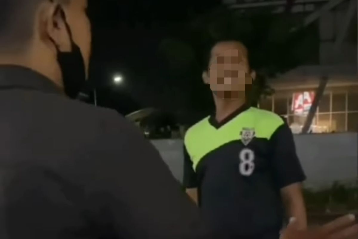 Video viral aksi juru parkir yang cekcok dengan konsumen minimarket di kawasan Kembangan, Jakarta Barat. Video percekcokan itu viral, salah satunya diunggah oleh akun instagram @warga.jakbar pada Selasa (18/10/2022) siang. 