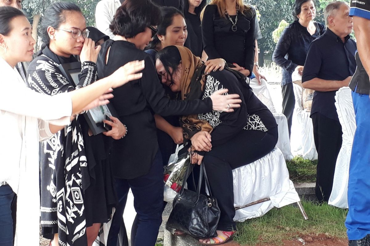 Ibu Natasha Rossdiana (25), Mira, nampak menanggis saat pemakaman anaknya di Tempat Pemakaman Umum (TPU) Tanah Kusir, Jakarta Selatan. Minggu (23/4/2017)