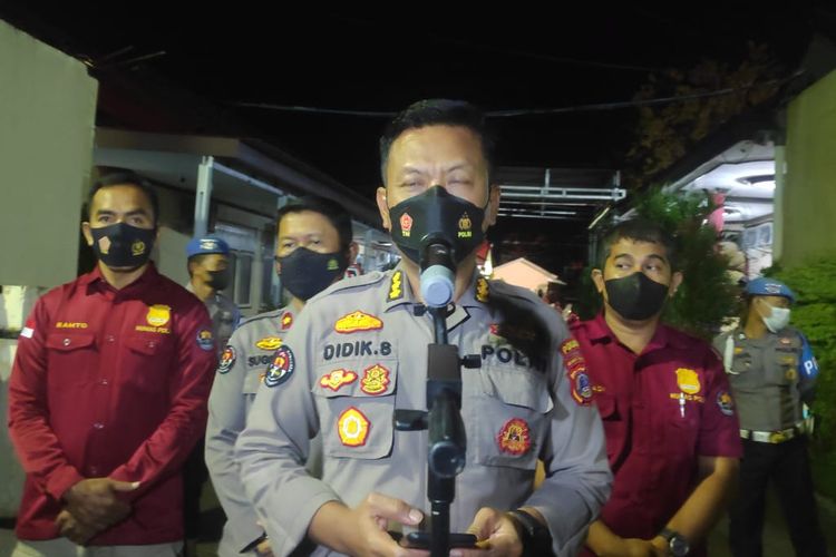 Suasana Press Release Kabid Humas Polda Sulteng Kombes Pol Didik Supranoto Di Depan RS.Bhayangkara Polda Pada Selasa Malam (04/1)