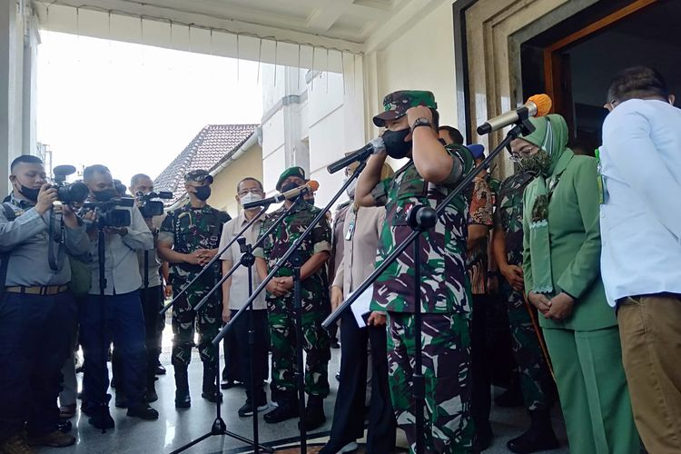 Kepala Staf Angkatan Darat (KSAD) Jendral Dudung Abdurrachman mengunjungi istri TNI Korban Penembakan di RSUP Kariadi, Semarang, Jateng. Senin (25/7/2022)