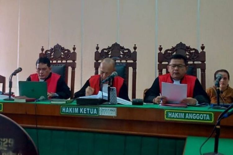 Hakim Ketua Muhammad Kasim (tengah) memimpin sidang dengan agenda membacakan amar putusan di Pengadilan Negeri Medan, Kamis (27/6/2024).