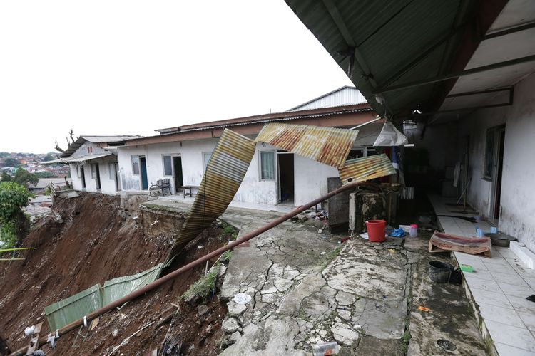 Lokasi tanah longsor terjadi di Gang Barjo, Kelurahan Kebon Kalapa, Kecamatan Bogor Tengah, Kota Bogor, Jawa Barat, Jumat (14/10/2022). Sebanyak delapan orang warga Gang Barjo, Kampung Kebon Jahe, Kelurahan Kebon Kalapa, Kecamatan Bogor Tengah, Kota Bogor, tertimbun longsor.