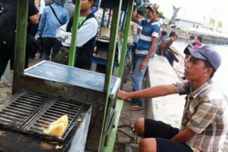 Pedagang baroncong di pantai Losari Makassar 