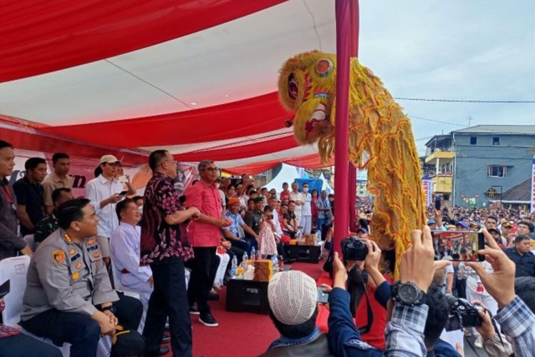 Warga antusias menyaksikan perayaan Cap Go Meh yang dilaksanakan di kawasan Kampung Cina, Kota Manado, Sulawesi Utara, Minggu (5/2/2023). Pantauan Kompas.com, Wali Kota Manado Andrei Angouw bersama Kapolda Sulut Irjen Pol Setyo Budiyanto, Wakil Wali Kota Tomohon Wenny Lumentut, memberikan makan angpao kepada barongsai.