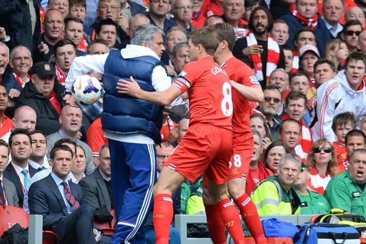 Manajer Chelsea, Jose Mourinho, di sela-sela laga melawan Liverpool pada lanjutan Premier League di Stadion Anfield, Minggu (27/4/2014). Chelsea memenangi pertandingan itu dengan skor 2-0. 