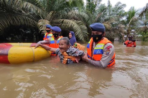Banjir 5 Meter Landa Permukiman di Inhu Riau, Brimob Dikerahkan Evakuasi Korban