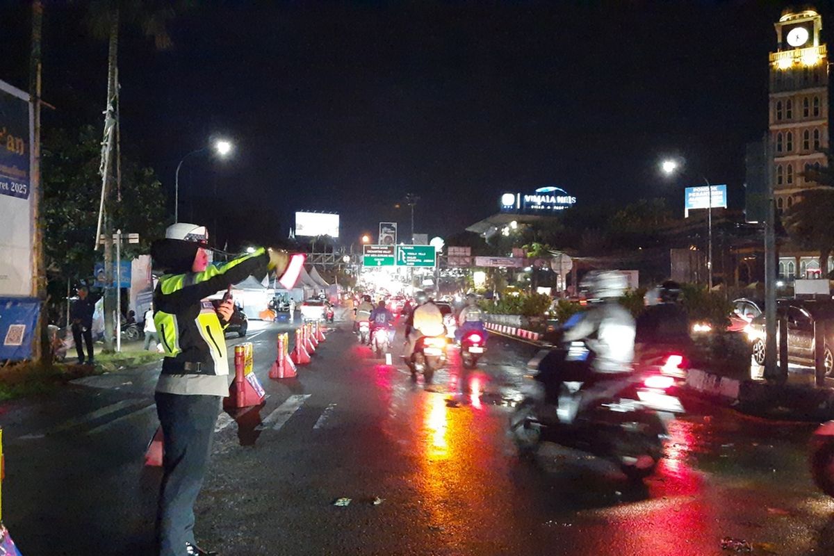 Arus lalu lintas di Puncak Bogor-Cianjur, Jawa Barat, normal dua arah usai diberlakukan skema rekayasa one way atau satu arah sejak Sabtu (5/4/2025) pagi.