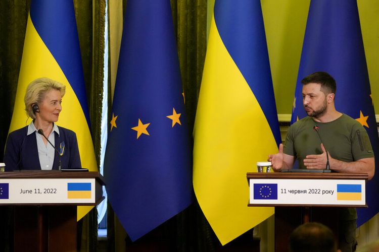 Presiden Ukraina Volodymyr Zelenskyy berbicara selama konferensi pers bersama dengan Presiden Komisi Eropa Ursula von der Leyen, kiri, di Kyiv, Ukraina, Sabtu, 11 Juni 2022. 