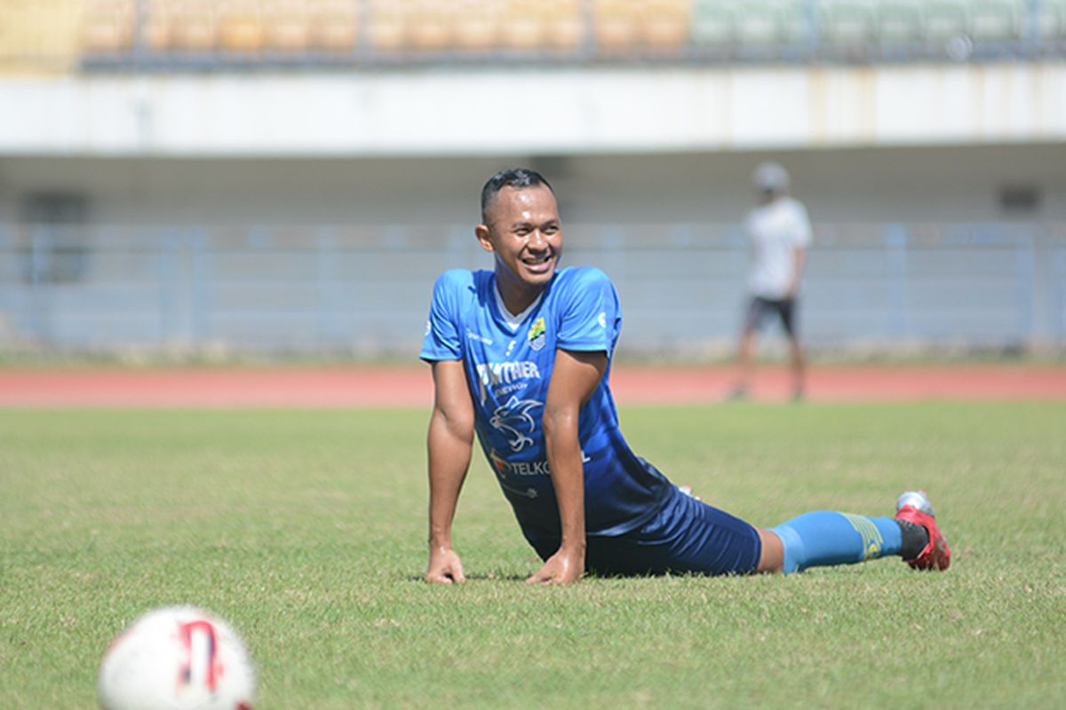 Sansan Fauzi Husaeni ketika mengikuti sesi latihan bersama Persib Bandung pada Senin (21/6/2021) di Stadion GBLA, Kota Bandung. Sansan merupakan mantan pemain Tira Persikabo dan Persis Solo. Kini dia bakal bergabung dengan Persipura Jayapura menghadapi Liga 2 2022-23.