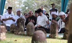 Taklukan 1.000 Anak Tangga saat Ziarah ke Makam Papan Tinggi, Anies: Kalau Ada Kemauan, Ada Jalan