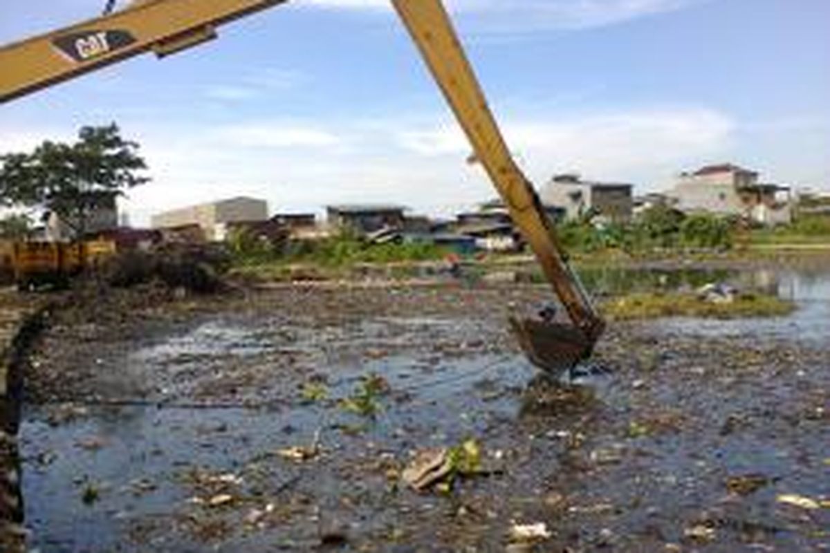 Alat berat atau eskavator sedang mengeruk sampah dan lumpur, dalam rangka upaya normalisasi di Kampung Apung, Jakarta Barat. Rencana selesai adalah akhir bulan Mei 2014 kemudian dilanjutkan penataan wilayah tersebut oleh Pemkot Jakarta Barat.