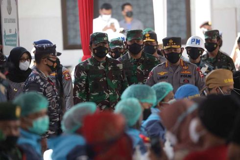 Tinjau Vaksinasi Massal di Banyuwangi, Panglima TNI: Meski Sudah Divaksin, Harus Tetap Pakai Masker