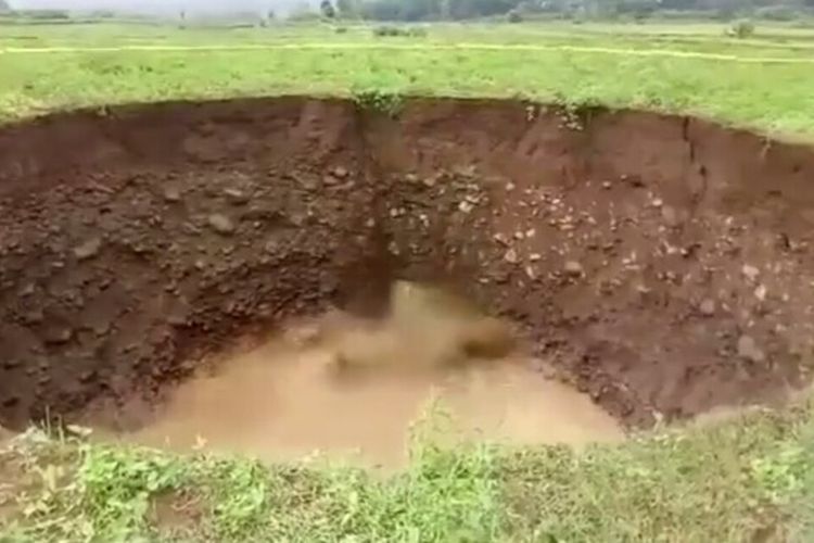 Fenomena amblasnya tanah secara tiba-tiba membentuk sebuah lubang atau biasa di sebut Sinkhole terjadi di Dusun Tana Takko, Desa Lebbo Tengae, Kecamatan Cenrana, Kabupaten Maros, Sulawesi Selatan, Senin (23/12/2019).