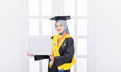 Inspiratif, Anak Tukang Ukir Sabet Gelar S2 FEB UGM