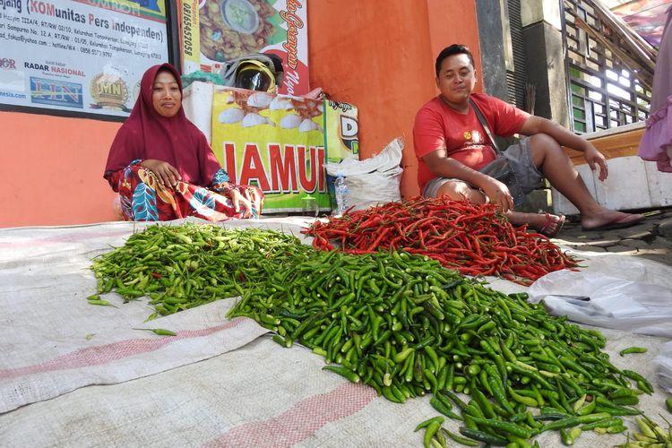 Hanya cabai rawit hijau dan cabai merah besar yang tersedia di Pasar Seruji Lumajang akibat cuaca ekstream, Rabu (22/6/2022)