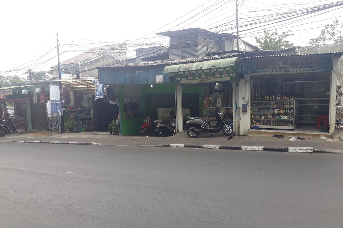 Toko minyak wangi BSA Wangi (paling kanan), salah satu toko minyak wangi tertua di kawasan Condet, Jakarta Timur, Kamis (14/11/2019).