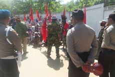 Ratusan Anggota Komite Nasional Papua Barat Berdemo di Gerbang Kampus  Uncen