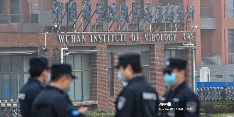 Petugas keamanan berjaga di luar Institut Virologi Wuhan di Wuhan, ketika anggota tim WHO yang menyelidiki asal-usul Covid-19 melakukan kunjungan ke institut di Wuhan di provinsi Hubei tengah China pada 3 Februari 2021.