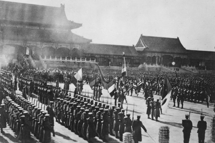 Aliansi Delapan Negara menguasai Istana Peking.