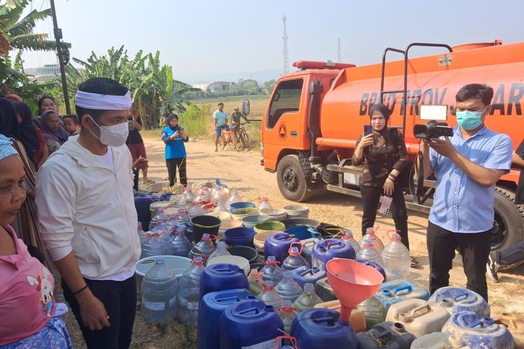 Warga Mandi di Kubangan Bekas Galian, Pemkab Purwakarta Buka Posko Aduan Kekeringan