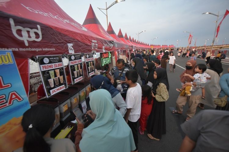 Festival Ramadan yang digelar oleh Pemkot Surabaya & Bank Jatim digelar di Jembatan Suroboyo, Sabtu (15/4/2023)