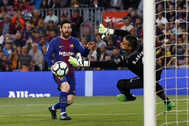 Kiper Villarreal, Sergio Asenjo, mencoba mengantisipasi tendangan penyerang Barcelona, Lionel Messi, pada pertandingan La Liga Spanyol di Stadion Camp Nou, 9 Mei 2018. 