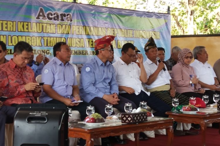 Suasana dialog Menteri Kelautan dan Perikanan bersama warga dan didampingi bersa Gubernur NTB dan Bupati Lombok Timur.