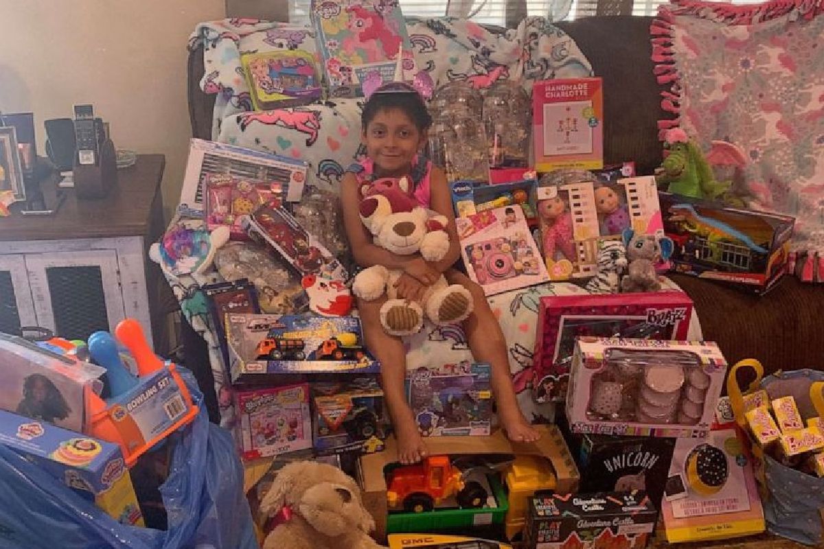 Zoe Figueroa merayakan ulang tahunnya yang ke delapan, sekaligus kemenangannya melawan penyakit kanker, dengan menggelar acara amal. Dia berpose bersama ratusan mainan yang berhasil dikumpulkan untuk kawan-kawan senasib yang masih bertarung melawan kanker.