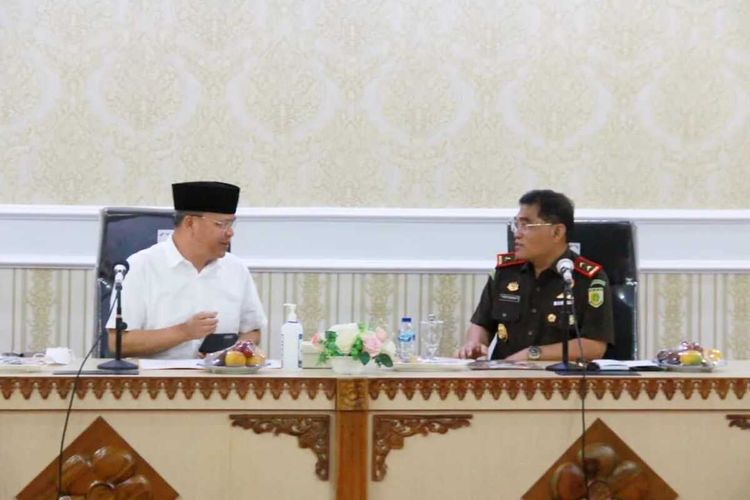 Gubernur Bengkulu, Rohidin Mersyah (kemeja putih) bersama Kajati Bengkulu, Heri Jerman membahas Legal Opinion perbaikan jalan provinsi yang dirusak tambang batubara, Rabu (15/6/2022).