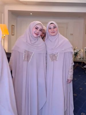 Bridesmaid Dara Arafah tampil serasi dalam abaya nude di Madinah. Elegan, lembut, dan selaras dengan suasana sakral pernikahan di Masjid Nabawi.